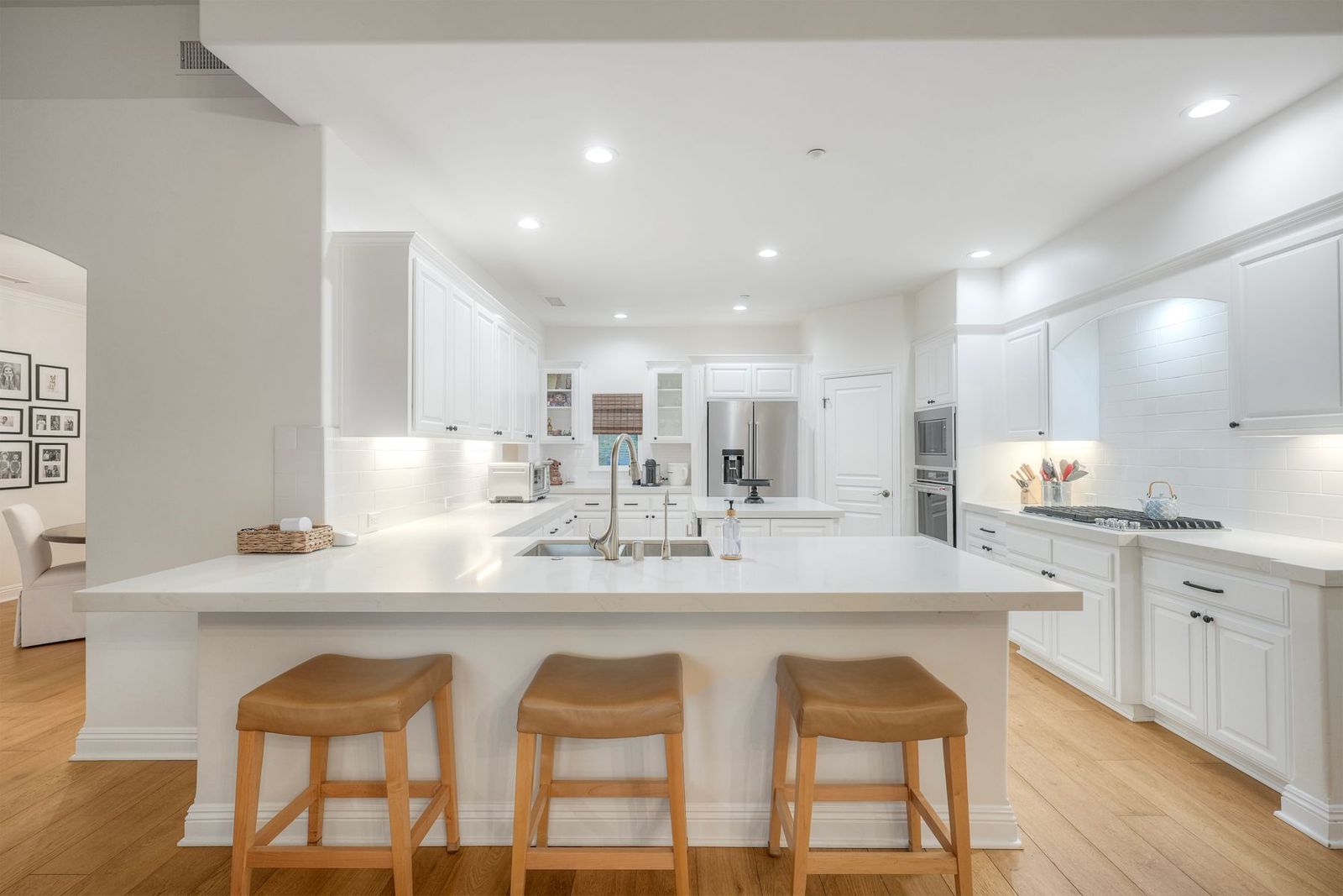 Kitchen with quartz breakfast bar