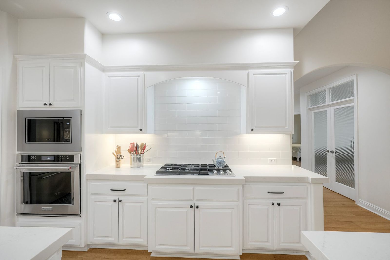 Cooktop wall with subway tile